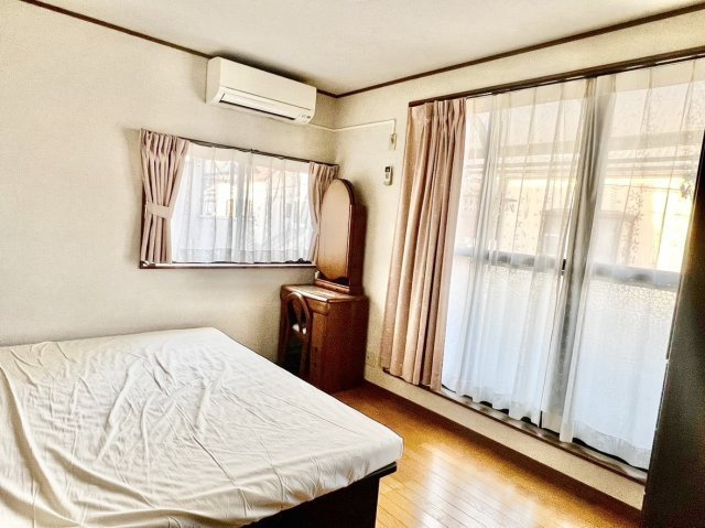 中古戸建　伊丹市池尻3丁目の寝室|2階南側寝室 約6帖　バルコニーに面し、2面採光で心地よい光が差し込み、毎朝爽やかに目覚められます。