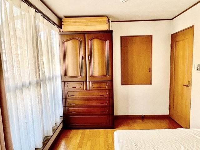 中古戸建　伊丹市池尻3丁目の寝室|各部屋に収納スペース完備。全居室へは廊下から直接アクセスできるため、来客時も安心して寛げます。