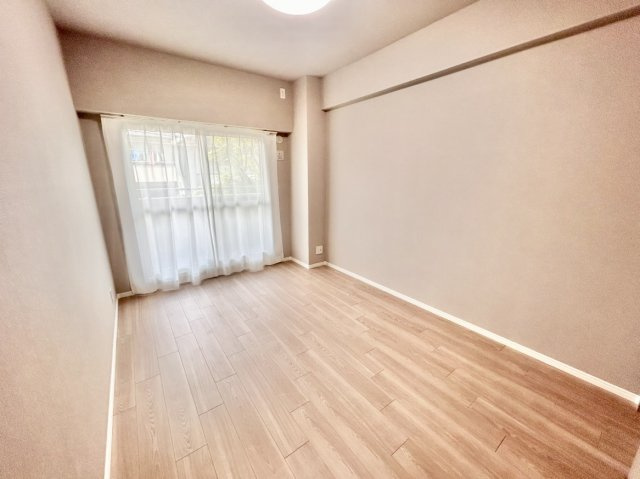 メゾン岡本南の洋室