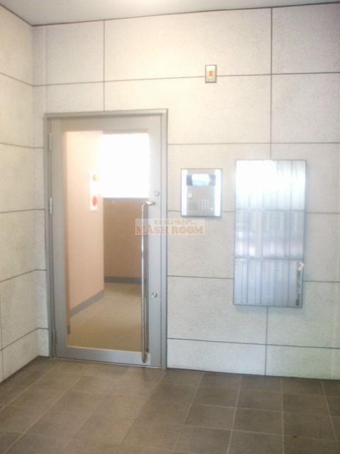 中野区大和町２丁目の賃貸マンションのエントランス