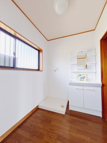 【中古戸建】前橋市富士見町石井の独立洗面台|■洗面室｜ゆとりのある洗面脱衣室ではお子様と並んで歯磨きもできるので一緒に成長を楽しめます♪ひろびろとした洗面室で、朝の準備も楽しくなります☆.*