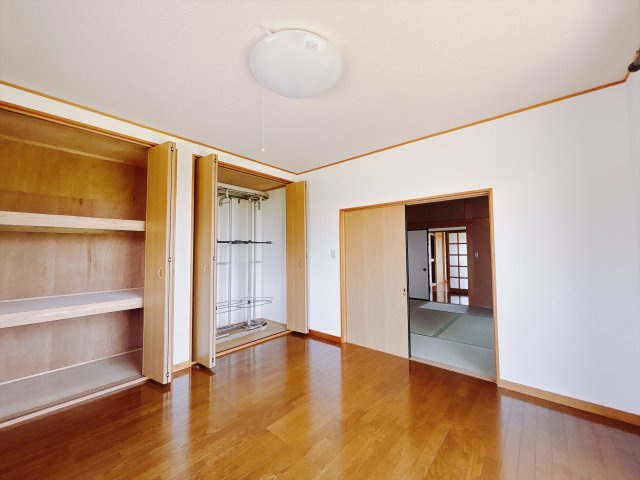 【中古戸建】前橋市富士見町石井の寝室|■主寝室｜広い寝室ならインテリアも自由自在にお楽しみいただけます♪お外から帰ってきた後は寝室でゆっくり自分の時間をお過ごしください。