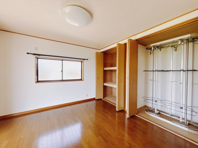 【中古戸建】前橋市富士見町石井の寝室|■主寝室｜主寝室｜ダブルベッドを置いても充分な広さを設けております。お子様と家族みんなで寝るのも夢じゃありません♪窓からは光が差し込むので日中でも明るいお部屋です。