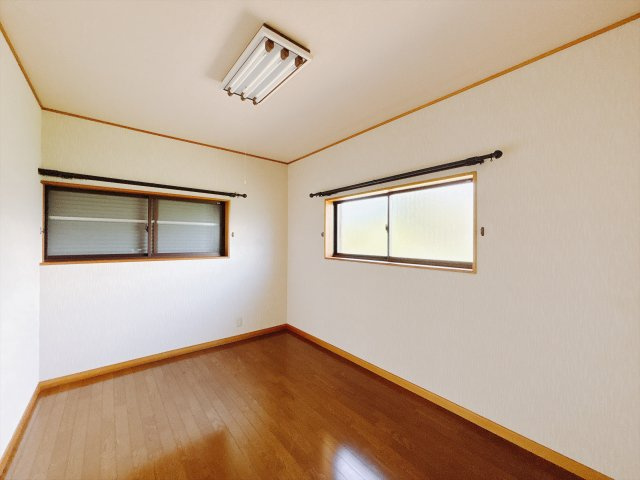 【中古戸建】前橋市富士見町石井の洋室|■洋室｜ナチュラルカラーの床です。模様替えなどとても楽しく工夫できます♪陽当たり、風通しもとても良いので毎日快適な生活スタートです！子供部屋にも良いですね♪