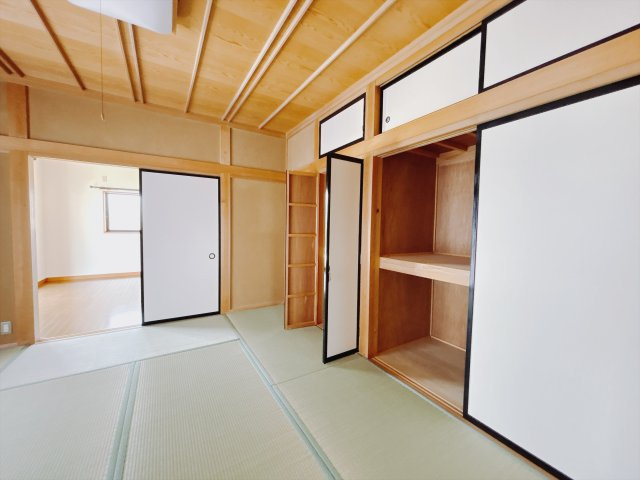 【中古戸建】前橋市富士見町石井の和室|■和室｜リビングと繋がっている和室は、お子様の様子を見守りながらお洗濯物を畳んだり、家事の合間のちょっとした休憩やのんびりお昼寝にも♪セカンドリビングとしてもお使いいただけます。