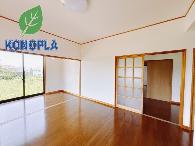 【中古戸建】前橋市富士見町石井の居間・リビング|■リビング｜落ち着きのある表情を見せるリビングダイニング。太陽の光がたっぷり差し込むリビングは、自然とご家族が集まる居心地の良い空間です。