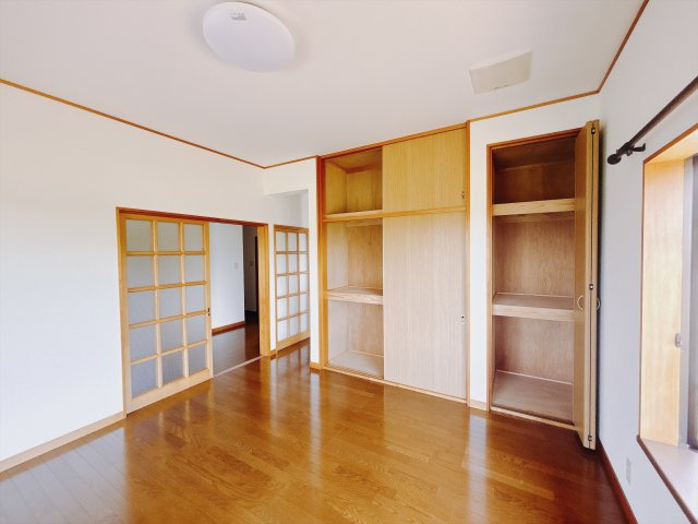 【中古戸建】前橋市富士見町石井の居間・リビング|■リビング｜木製で懐かしさのある家具やアンティーク調の小物に囲まれてレコードを流したり小説を読んだり…そんな心ときめく暮らしをしませんか？