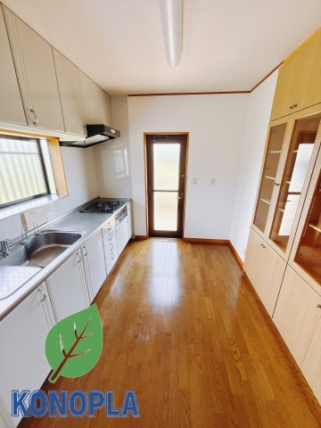 【中古戸建】前橋市富士見町石井のキッチン|■キッチン｜ワークトップの幅が広く、お子様といっしょにお料理をつくったり、ちょっとしたパーティーも楽しめます。フラットなのでお掃除がしやすいのもポイントです♪
