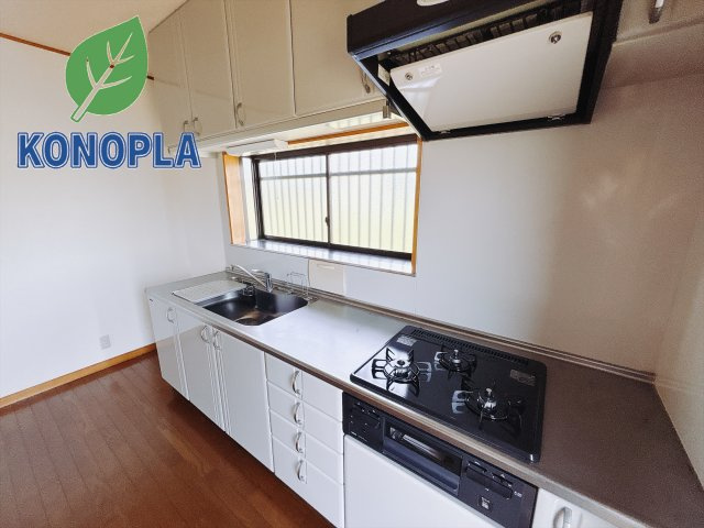 【中古戸建】前橋市富士見町石井のキッチン|■キッチン｜ワークトップ下には、圧力鍋やパスタ鍋などのかさばる調理器具もラクラク収納可能なスライド収納！ものが溢れがちなキッチン回りもスッキリきれいに管理ができます♪