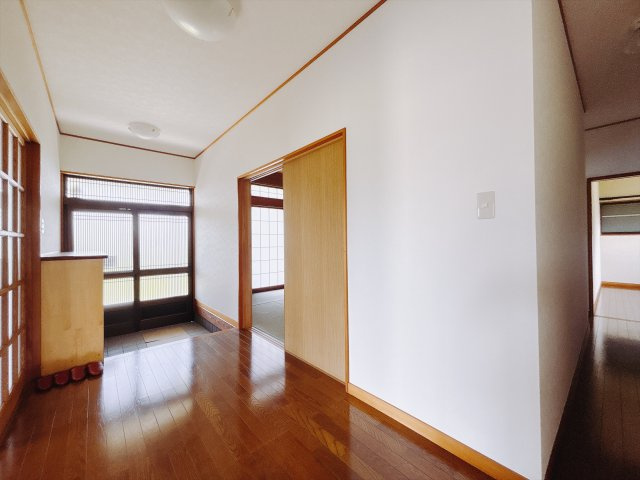 【中古戸建】前橋市富士見町石井の玄関|■玄関｜「玄関から、我が家を心地よく。自然の風や光を感じられる気持ちのいい玄関へ。