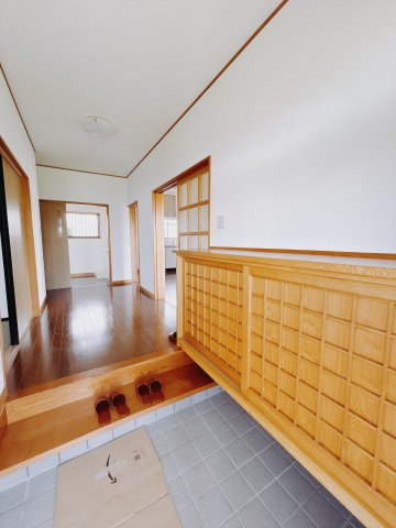 【中古戸建】前橋市富士見町石井の玄関|■玄関｜毎日の「いってらっしゃい」や「お帰りなさい」を大切なご家族と過ごす玄関は〈使いやすさ〉を追求しております。玄関横の物入は急な来客時でもさっとお片付けできるスペースを確保しています。