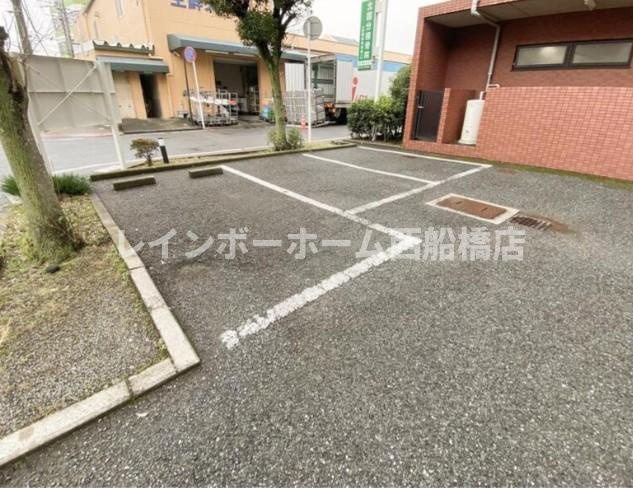 ジュネス北国分の駐車場