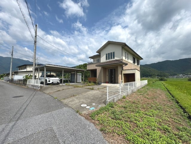中古戸建　揖斐郡揖斐川町北方　平成22年築の駐車場|カーポート付き駐車場