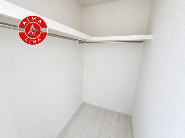 福岡市南区曰佐3丁目第1-4棟（3号棟）の内観：施工例|洋服や大きな荷物が多い方や人数の多いご家族などは、一般的なクローゼットよりもウォークインクローゼットのほうが使い勝手が良いです。
