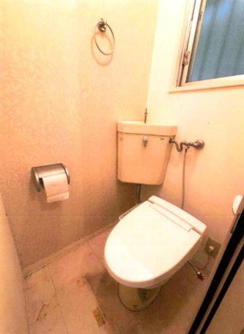 甲南第2東灘ハイムのトイレ|窓があるトイレは、明るく換気も安心

