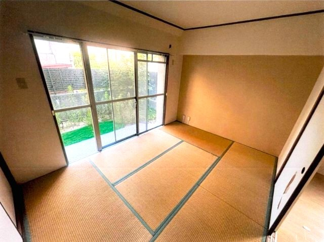 甲南第2東灘ハイムの和室|押入れが付いた６畳の和室のあるお部屋です。
