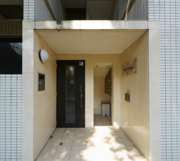 中野区大和町１丁目の賃貸マンションのエントランス