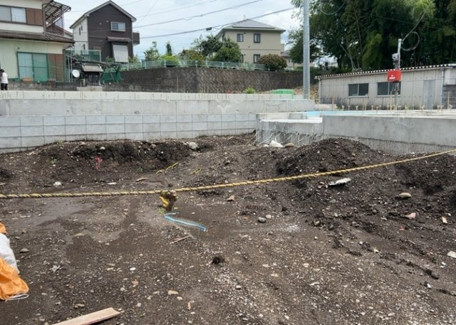 【区画図】 | 区画図は、土地の形状、境界、道路との関係を詳細に示す図面土地の正確な位置、面積、形状を把握し購入や建築計画の判断に不可欠です。区画整理や開発状況も示され、将来的な土地利用のイメージを掴む上でも重要。
