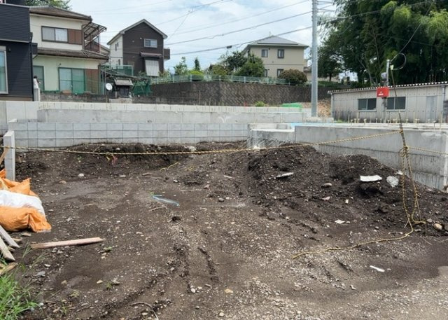 【駐車場】 | 駐車場と明記されていても、最小スペースでつくられた駐車場だと大型車は駐車できなかったり、出入りしにくくなったりする可能性があります。お車のサイズと購入したい物件の駐車場のサイズを現地で確認しましょう。