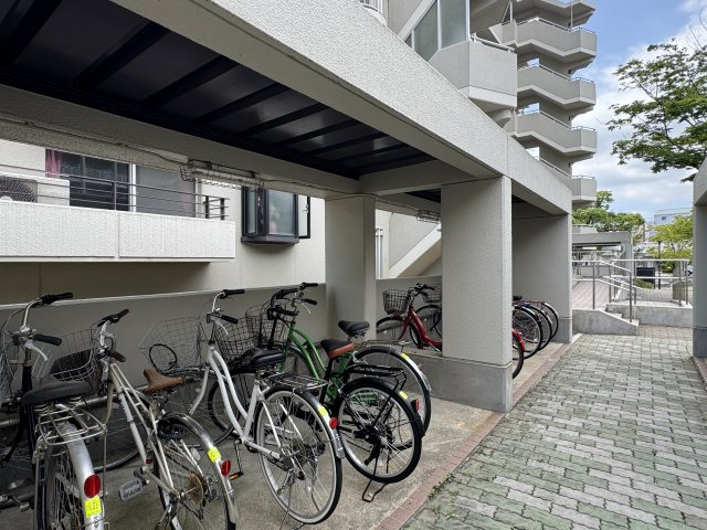 アバンドーネ西神春日台２号棟の駐輪場