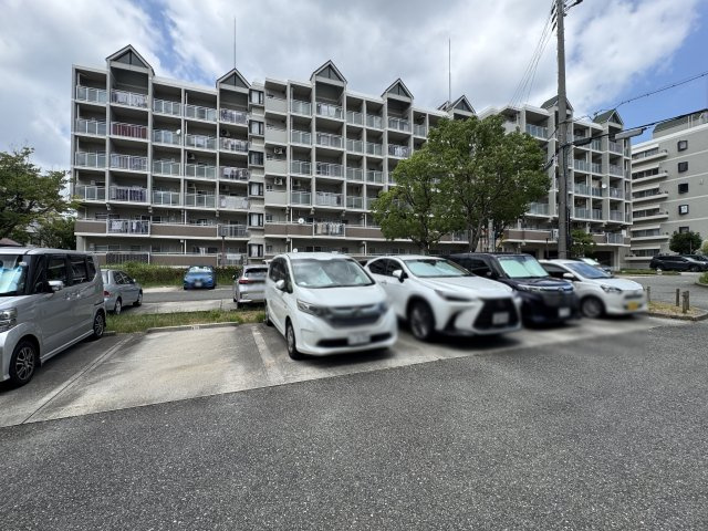 アバンドーネ西神春日台２号棟の駐車場