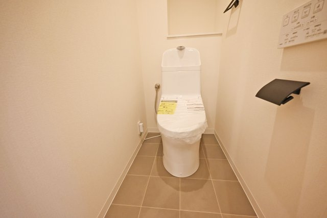 エスリード西天満のトイレ|一年を通して快適に利用できるウォシュレット付トイレです。