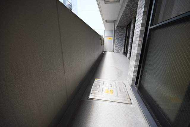 エスリード西天満のバルコニー|南向きバルコニーです。洗濯物を干すだけでなく、天気のいい日にはのんびりできる空間です。