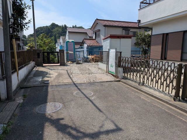 八王子市　片倉町　新築一戸建て　０１期の前面道路含む現地写真|～北側4.5ｍ道路に面しています～
