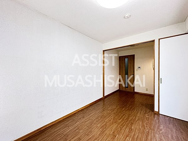 マンション保坂の居間・リビング|写真：設備同仕様の別物件です