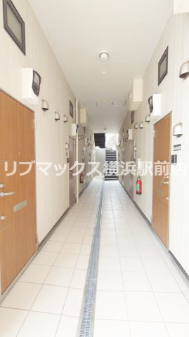 【エントランス】アザーレ・キュリオス横浜