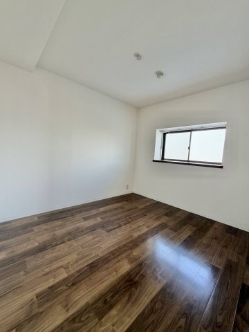 辰巳町セピア館の洋室|キッチン横：個人の部屋や寝室として使える洋室です