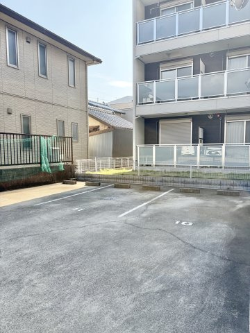 辰巳町セピア館の駐車場