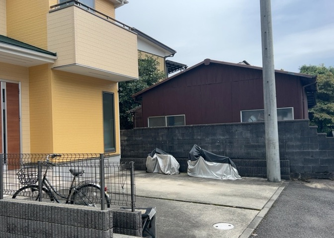 【前面道路含む現地写真】 | 住宅用の土地では前面道路に2m以上接していなければならないと法律で定められています。しかし、お持ちの車のサイズやライフスタイルなどにより、2mでは利便が悪い場合もございますので、事前に確認しましょう。