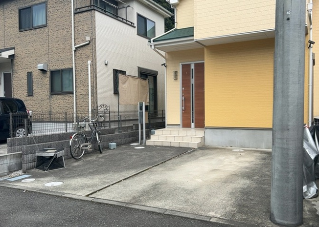 【前面道路含む現地写真】 | 道幅が広い場所は日当たりや風通が良好です。幅が広いのですれ違いも可能ですし大きな車でも駐車可能！一方で、大型車が通ることも多くなるため交通量の増加により騒音に繋がります。また土地の値段が高くなります。