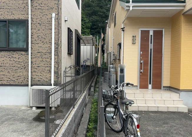 【庭】 | 庭があることでガーデニングや家庭菜園はもちろん、こどもの遊び場やペットを放して遊ぶことができます。また、家の周囲に余裕があるということです。隣地との間があれば、十分な日当たりと、風通しが確保できます。