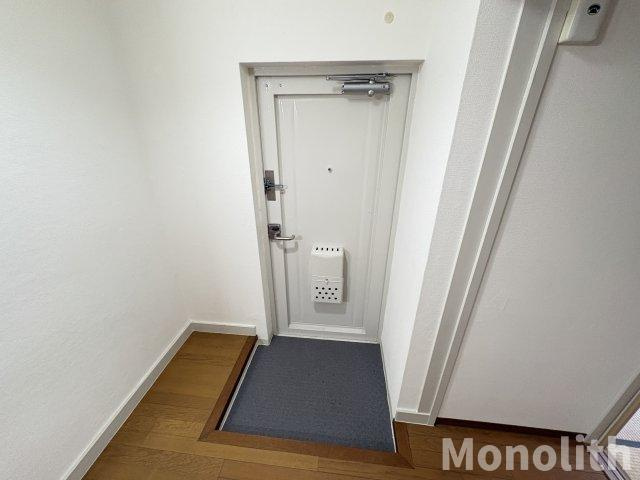 鶴山台11号棟の玄関