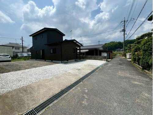 川添3丁目中古一戸建ての前面道路含む現地写真