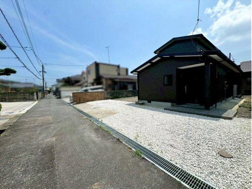 川添3丁目中古一戸建ての前面道路含む現地写真