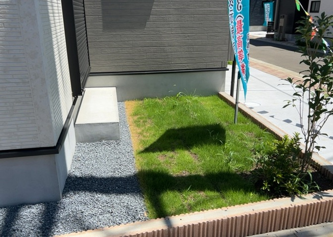 【庭】 | 敷地内には家庭菜園やガーデニングなどを楽しめる庭スペースが確保されています。お子様の遊び場やペットとの時間を楽しむ場所としても活用でき、戸建てならではの豊かな生活を叶えてくれる魅力的な空間です。