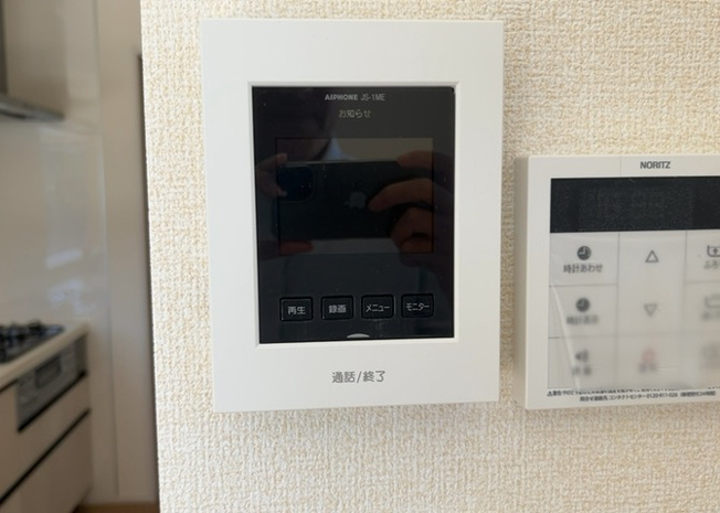 【セキュリティ】 | 来訪者を室内から画像と音声でしっかり確認できるTVモニタ付インターホンを標準装備しています。不審者の侵入防止や不要なセールス対策にも効果的で、一人でのお留守番やお子様の留守時にも安心の設備ですね。