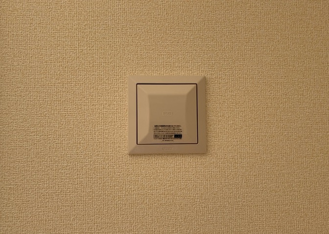 【冷暖房・空調設備】 | 24時間換気システムを導入しており、室内の空気をいつでも綺麗で新鮮な状態に保つことができます。気密性の高い現代の住宅環境でもシックハウス症候群などを防ぎ、ご家族の健康的な毎日をしっかりとサポートします