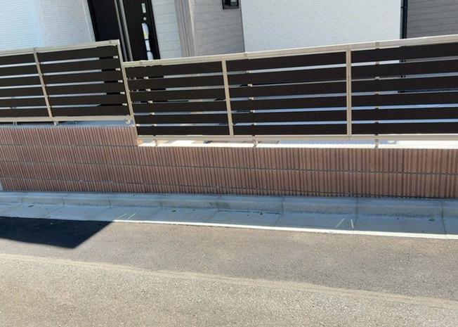 【前面道路含む現地写真】 | 周辺交通量が少なめの閑静な住宅街に位置しており、小さなお子様がいるご家族も安心してお過ごしいただけます。車庫入れも落ち着いて行える道路環境となっておりますので、現地にて実際の運転感覚をご確認ください。