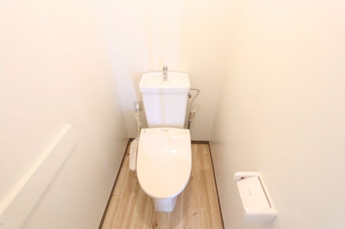 温水洗浄便座付きのトイレです♪