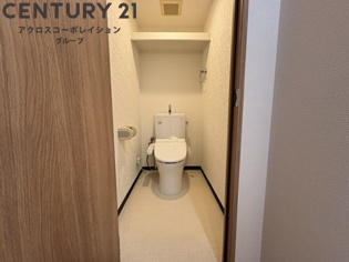 シンプルで掃除のしやすいトイレです♪