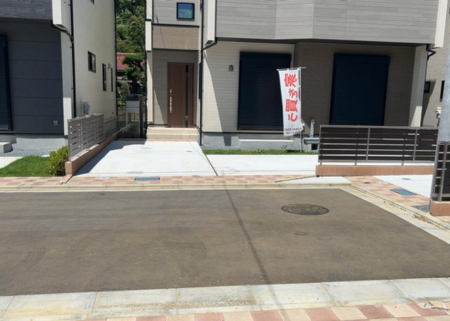 【前面道路含む現地写真】 | 前面道路は交通量が少なめで、お車の出入りもスムーズに行える静かな住環境です。八王子市石川町の快適な住環境や道路幅員、周りのロケーションにつきましては、ぜひ現地で実際にご確認ください。