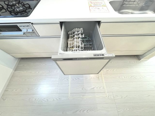 【キッチン】 | 春日市天神山4丁目3期　1号棟（全1棟）【仲介手数料無料・0円】 | 現地写真。食洗器が付いてます。