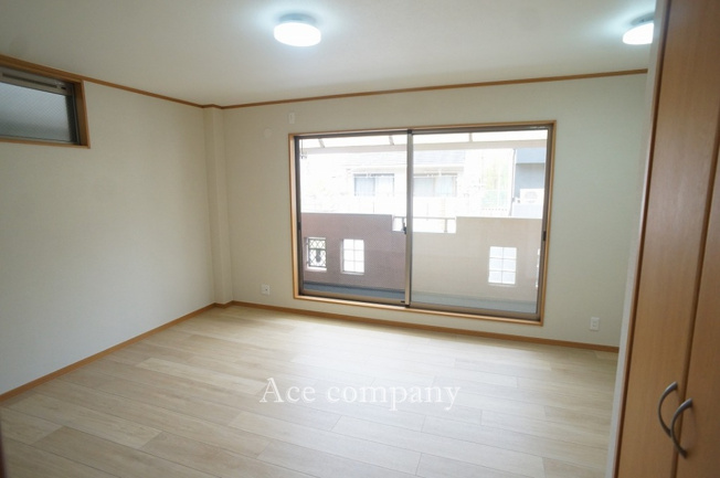 【寝室】 | 平野区平野東4丁目 | 【3階：広々洋室10帖！】バルコニーに面したお部屋です☆