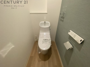 温水洗浄便座付きのトイレです♪