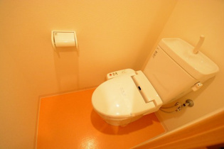温水洗浄便座付きのトイレです♪