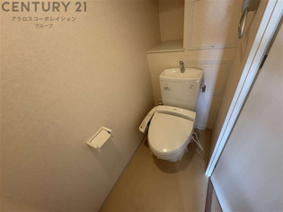 温水洗浄便座付きのトイレです♪